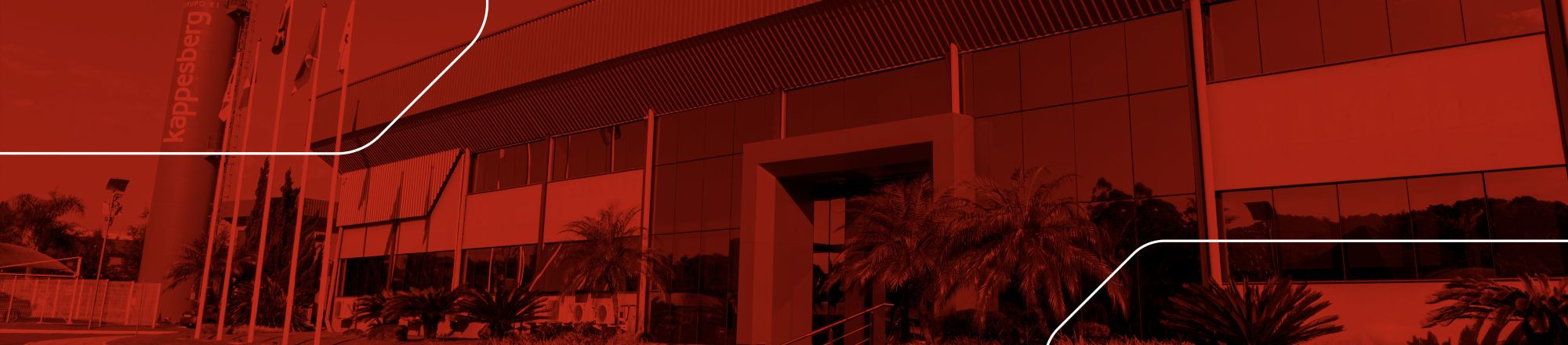 Criança fantasiada de astronauta sorrindo sentada no quarto.